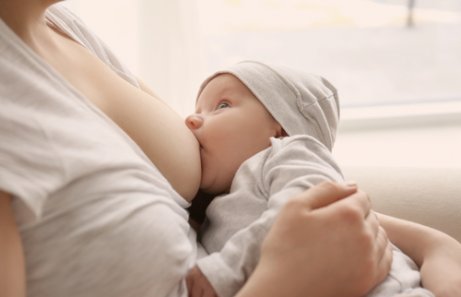 Mama karmiąca niemowlę piersią