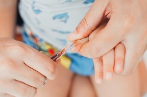 Obcinanie paznokci dziecku – 4 triki