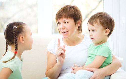 Mama rozmawiająca z córką i synem - jak nauczyć dziecko dobrych manier