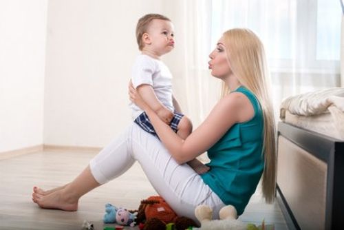 Mama stara się zachęcić dziecko do mówienia