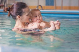 Lekcje pływania z dzieckiem: mnóstwo korzyści!