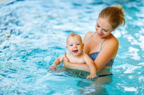 Wyjście na basen z niemowlęciem to odpoczynek i rozrywka także dla mamy!