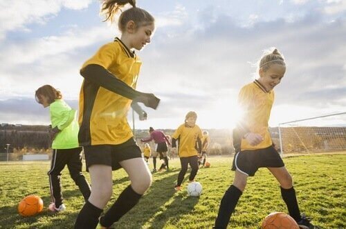 Dziewczynki grające w piłkę