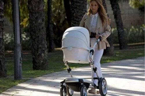 Co zapakować do torby wózkowej - kobieta na spacerze z dzieckiem