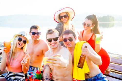 Nastolatki robią sobie selfie nad wodą - pragnienie bycia popularnym