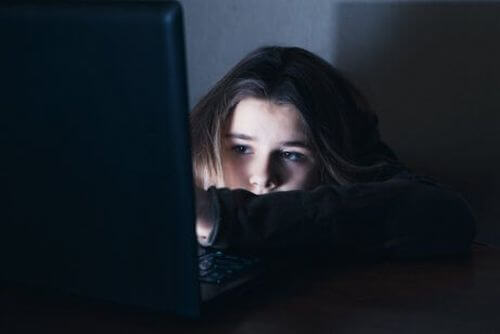 Niebezpieczeństwo korzystania z sieci społecznościowych przez dzieci i nastolatki