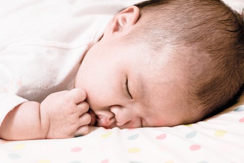Ciemieniucha u niemowlęcia jest efektem działania hormonów matki.