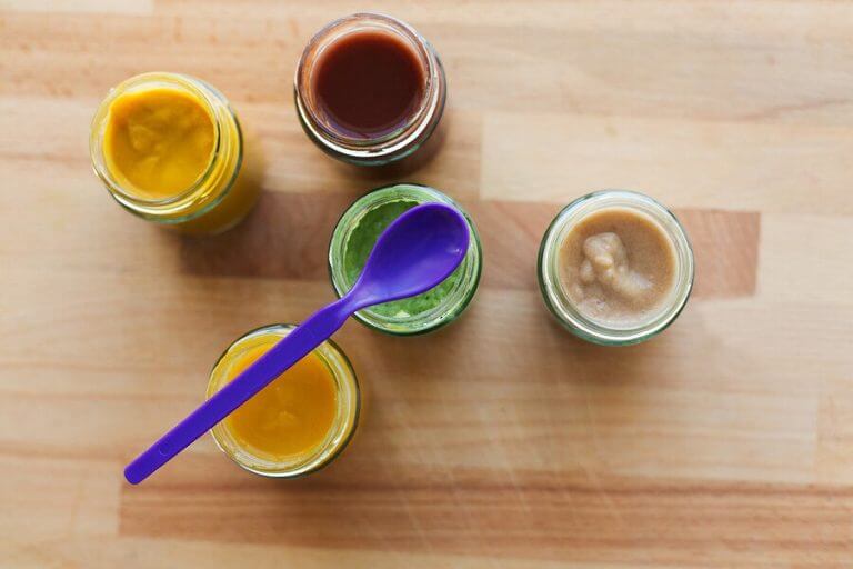 Pięć słoiczków z różnymi, kolorowymi słoiczkami - wprowadzanie jedzenia do diety dziecka