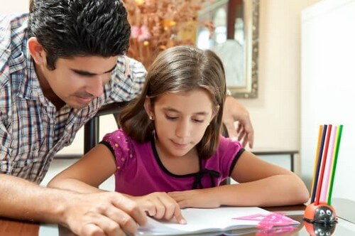 Ojciec pomagający dziecku odrabiać pracę domową