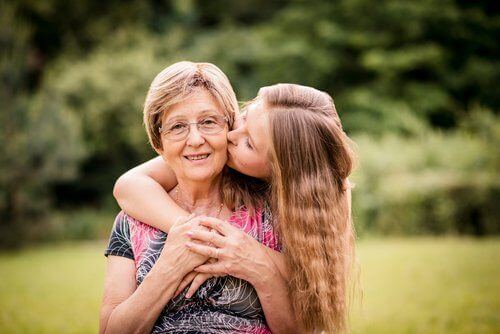 Wnuczka całuje babcię w policzek - Szacunek dla starszych