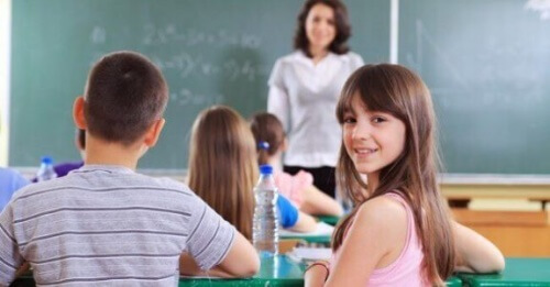 Jeżeli Twoje dziecko rozmawia na lekcjach, ćwicz z nim w domu cierpliwość i skupienie.