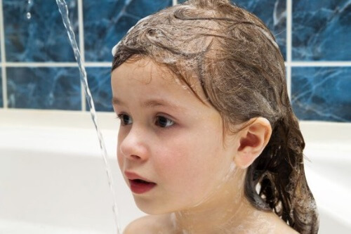 Dziewczynka - codzienne mycie włosów 