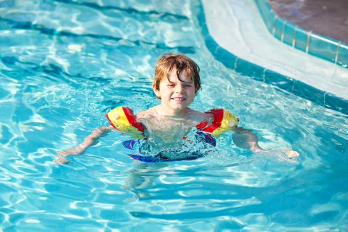 Chłopczyk pływający w basenie