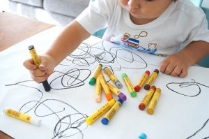 Nauka sztuki w domu: dlaczego warto ją wspierać?