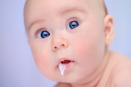 Niemowlę z mlekiem na ustach - dziecko wypluwa po karmieniu