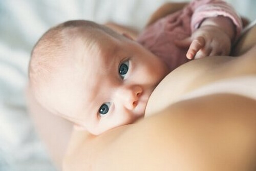 Dziecko krztusi się mlekiem – co należy zrobić?
