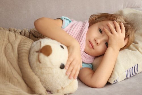 Epilepsja u dzieci może także wywoływać objawy poboczne takie jak bóle głowy.