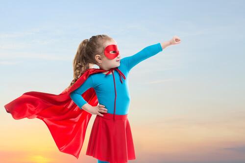 Dziewczynka w stroju superwoman