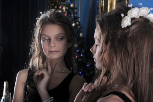 Nastolatka patrząca w lustro