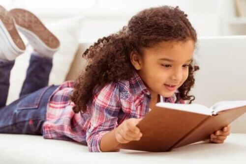 historie edukacyjne - dziewczynka czyta książkę