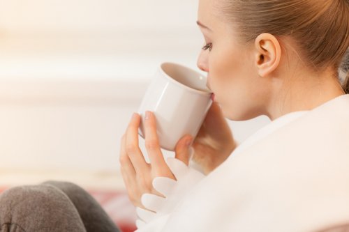 Kobieta pijąca herbatę z kubka