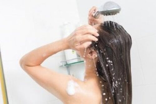 Codzienne mycie włosów: poznaj zalety tego zwyczaju!