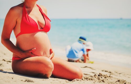 Ciąża w lecie to wspaniała okazja do spędzania czasu nad wodą.