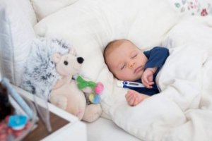 Obniżyć gorączkę u niemowlęcia: proste sposoby