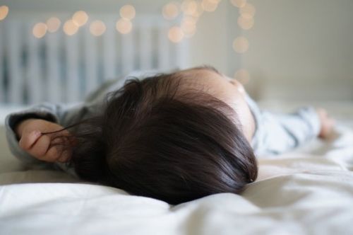 Dziecko wypadło z łóżeczka: jak powinnaś się zachować?