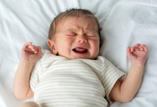 Płaczące niemowlę - dlaczego dziecko płacze przez sen