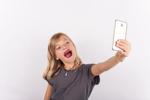 Problemy z poczuciem własnej wartości u dzieci - dziewczynka robi sobie selfie