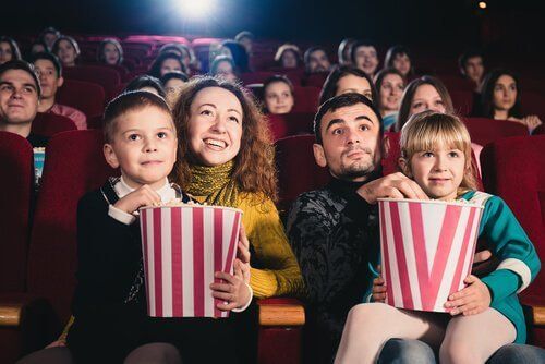 Rodzina spędza wspólnie czas w kinie, oglądając filmy dla dzieci