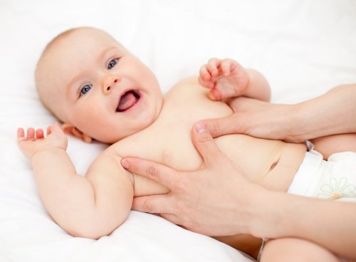 Roześmiane niemowlę podczas masażu
