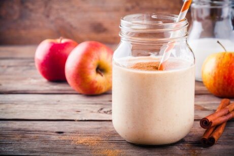 Smoothie jabłkowe w słoiku i jabłko