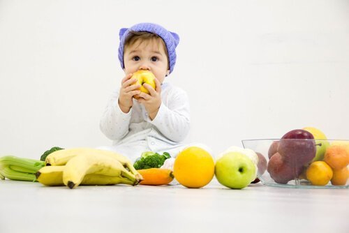 Dziecko wśród owoców