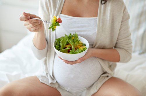 Kobieta w ciąży jedząca sałatkę