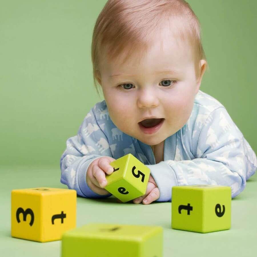 Dziecko układające kostki z cyframi i literami