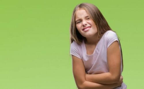 Dziewczyna ma ból brzucha ośrodkowo-zależny