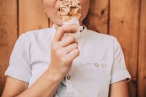 Jak usunąć plamy z białych tkanin: niezawodne sposoby