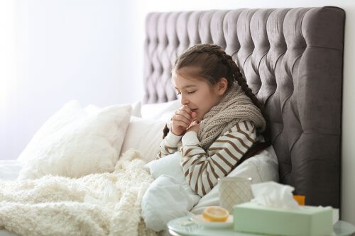 Chora dziewczynka w łóżku - choroby układu oddechowego u dzieci