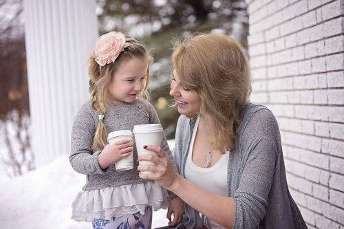 Mama i córka z kawą na wynos