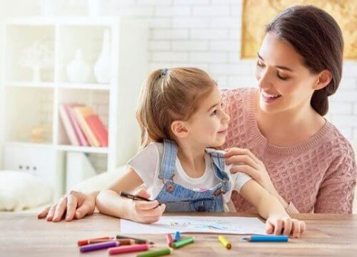 mam i córka razem robią zaproszenia na urodziny dziecka