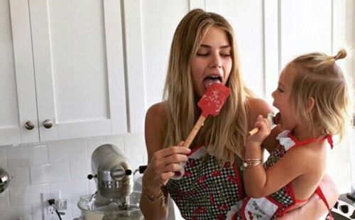 Mama i córka razem gotują