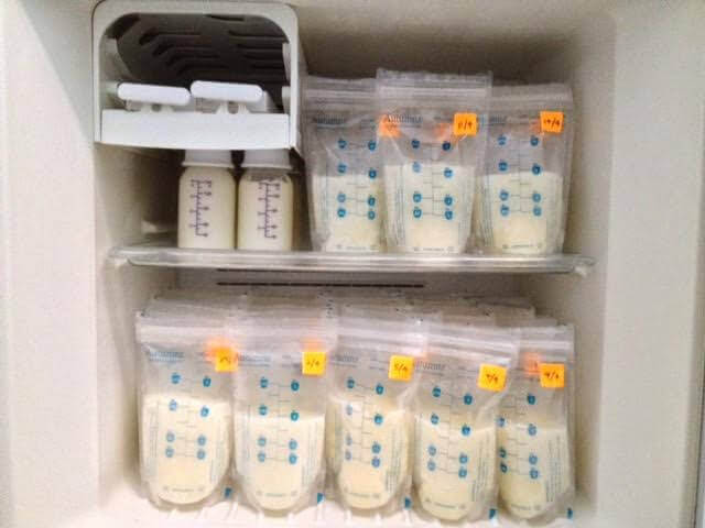 Mleko z piersi w pojemnikach w lodówce