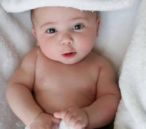 Niemowlę w ręczniku po kąpieli