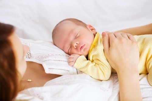 Spanie razem z dzieckiem - przewodnik jak zrobić to bezpiecznie
