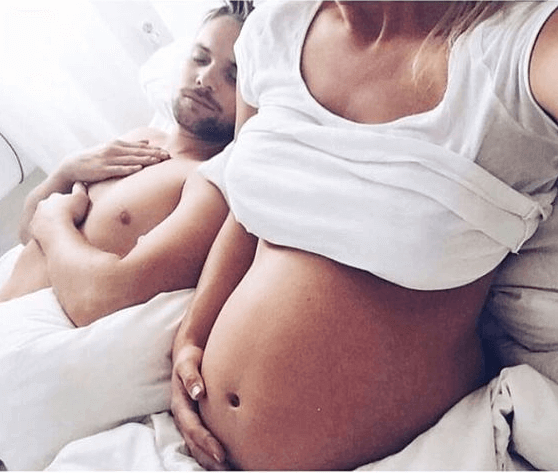 Selfie mamy w ciąży i taty w łóżku