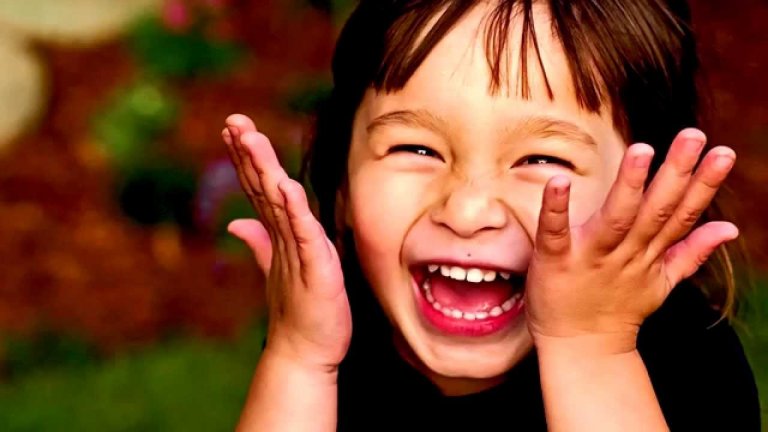 Śmiejąca się dziewczynka - rozwój poczucia humoru u dziecka