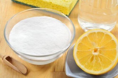 Soda oczyszczona i cytryna - jak usunąć plamy z białych tkanin