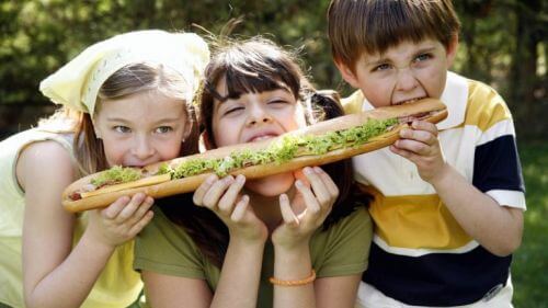 Troje dzieci je jedną długą kanapkę